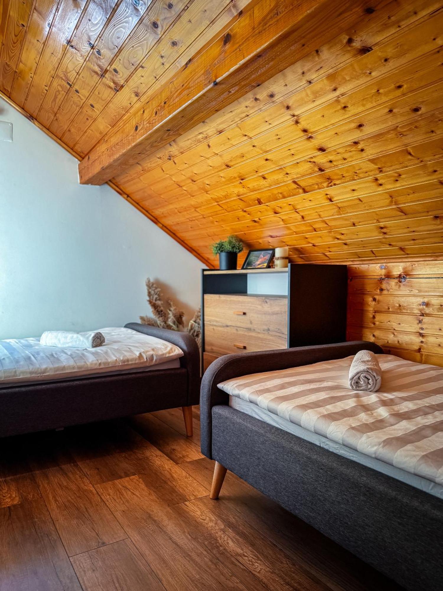 Woodenhouse With Two Apartments โอโทชาส ภายนอก รูปภาพ