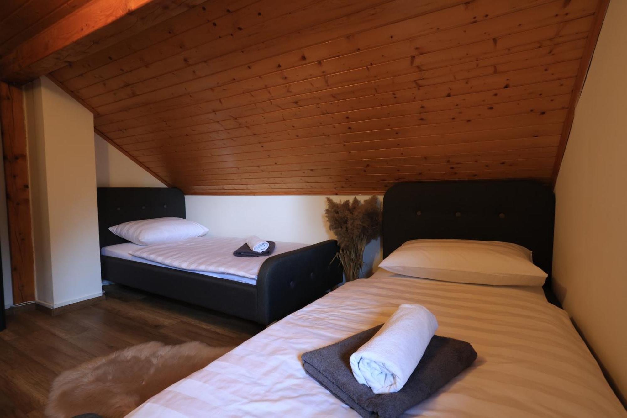 Woodenhouse With Two Apartments โอโทชาส ภายนอก รูปภาพ