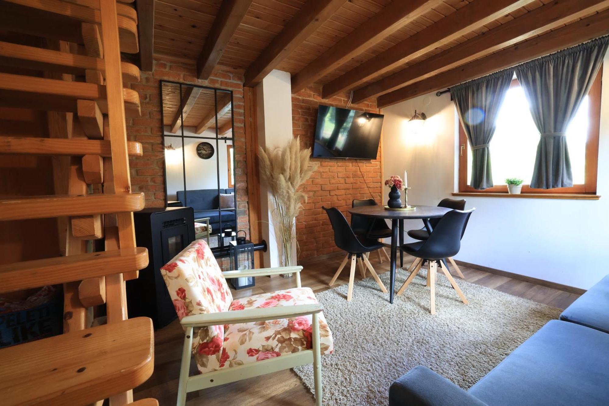 Woodenhouse With Two Apartments โอโทชาส ภายนอก รูปภาพ