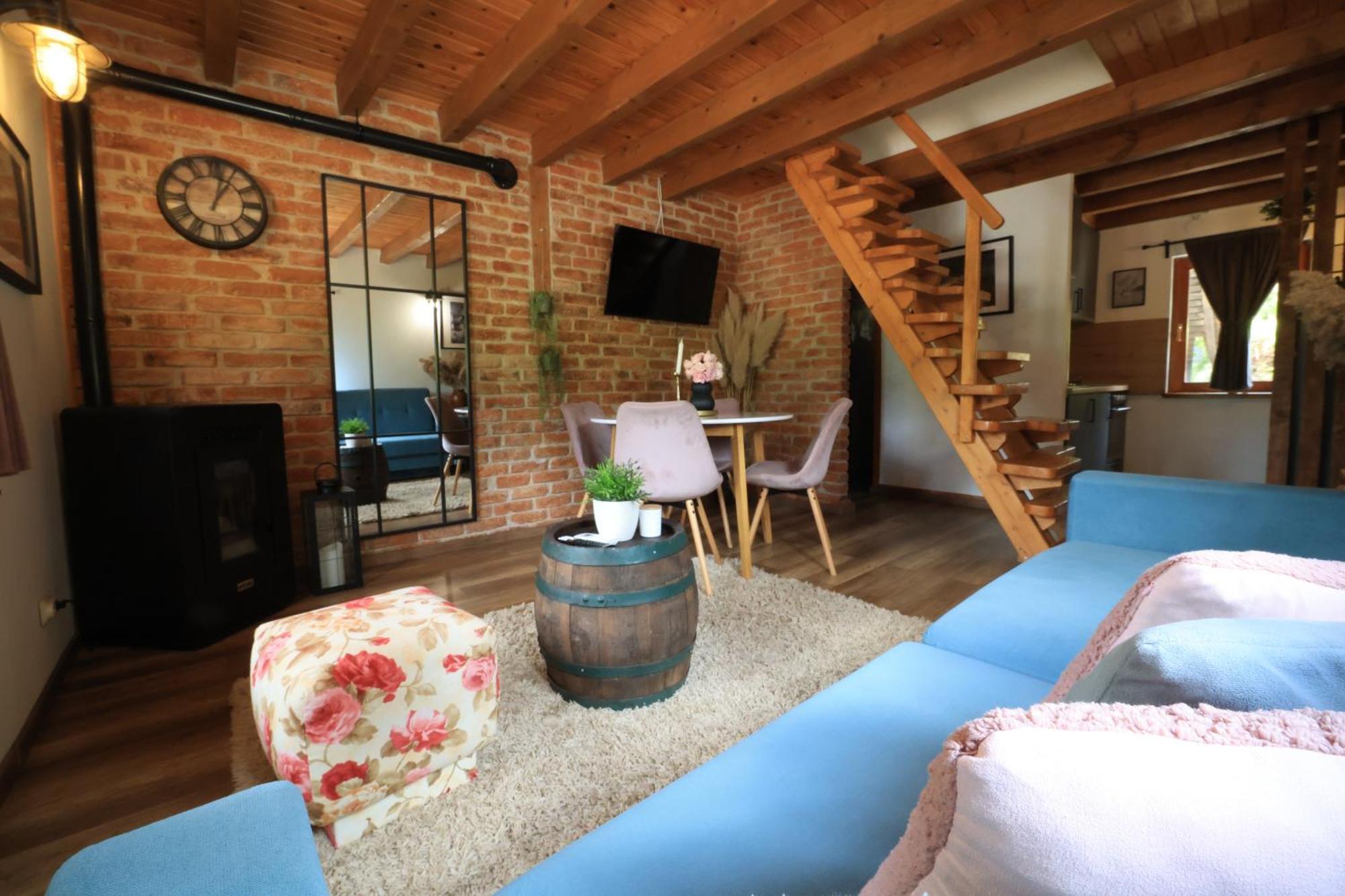 Woodenhouse With Two Apartments โอโทชาส ภายนอก รูปภาพ